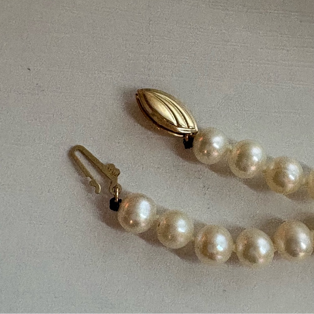 Vintage Pearl Necklace with 14k Gold claps - Picture 4 of 7